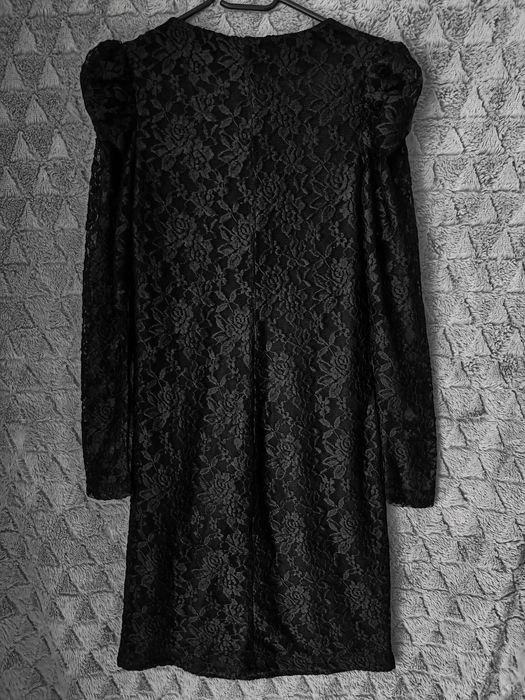 Elegancka sukienka koronkowa midi, czarna z długim rękawem Only