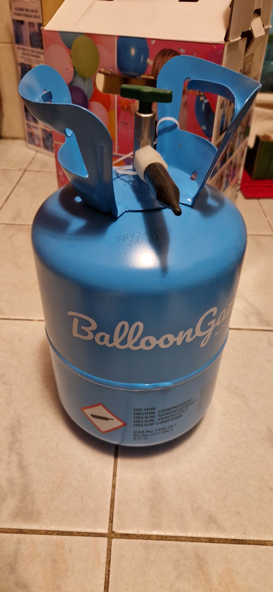 Butle po helu do balonów puste