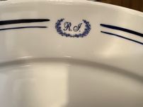 Serviço de louça personalizado com iniciais “R” e “I”