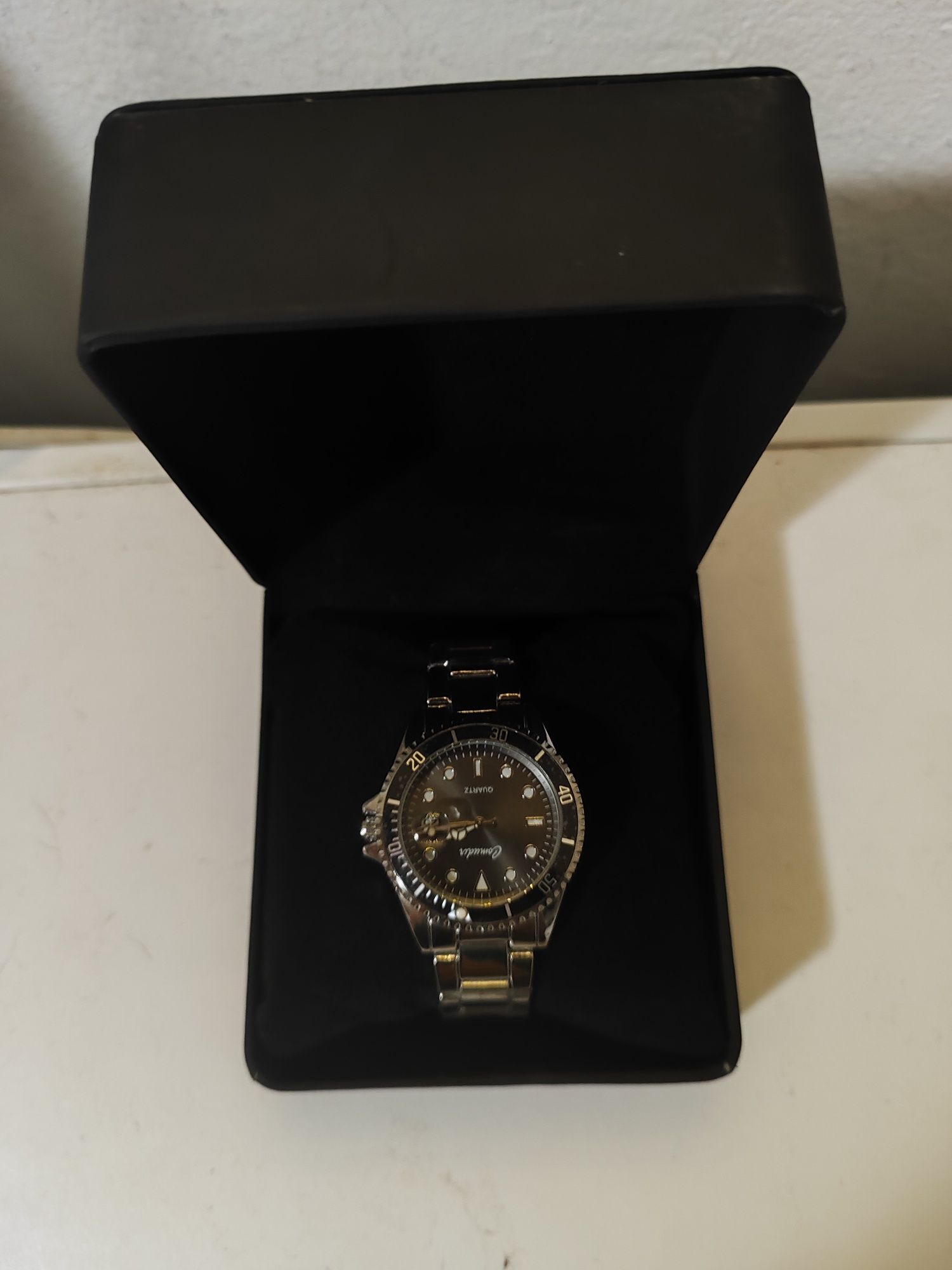 Vendo relógio preto