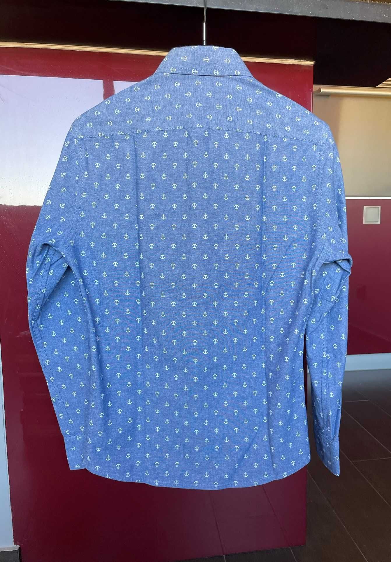 Camisa slim fit azul estampada com âncoras brancas - XS
