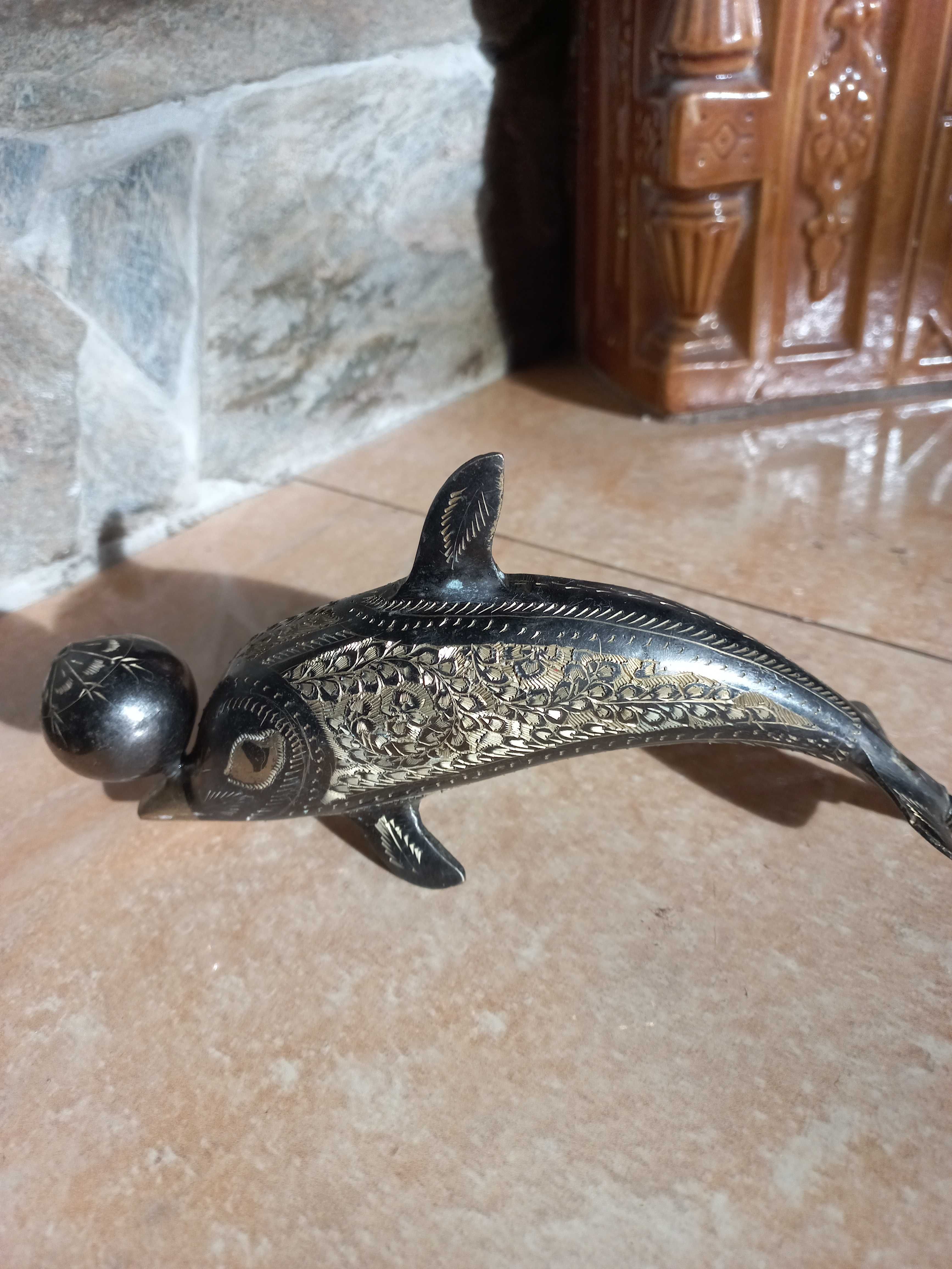 Figurka mosiężna delfin z piłką
