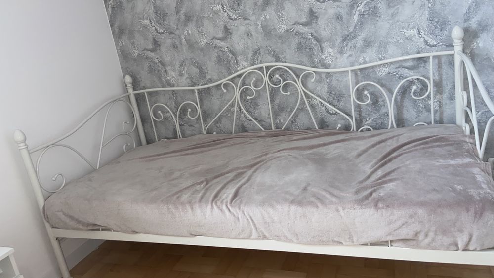 Jednoosobowe białe łóżko metalowe 90x200