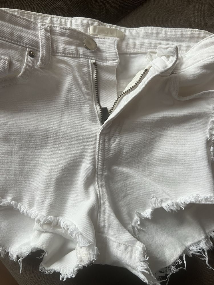Жіночі білі джинсові шорти