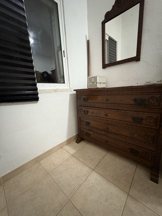 Uma comuda e um roupeiro antigo