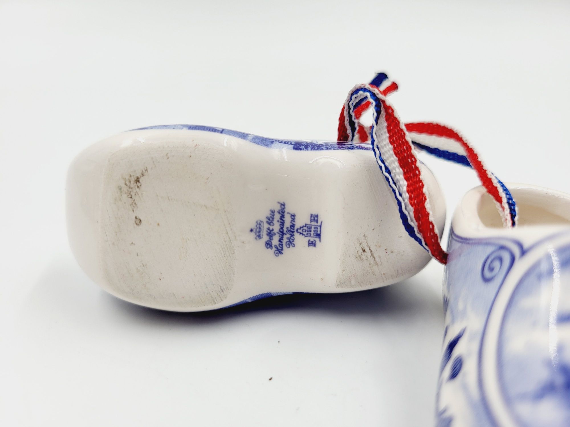 Para porcelanowych sygnowanych bucików z Holandii