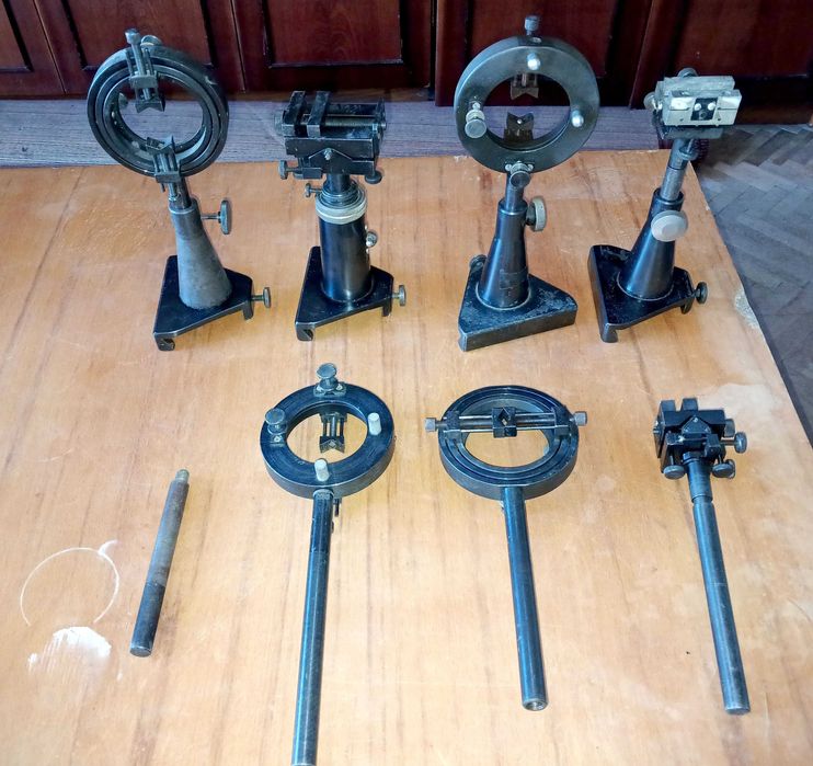 Тримачі оптичних елементів для використання в оптичних лавах і столах