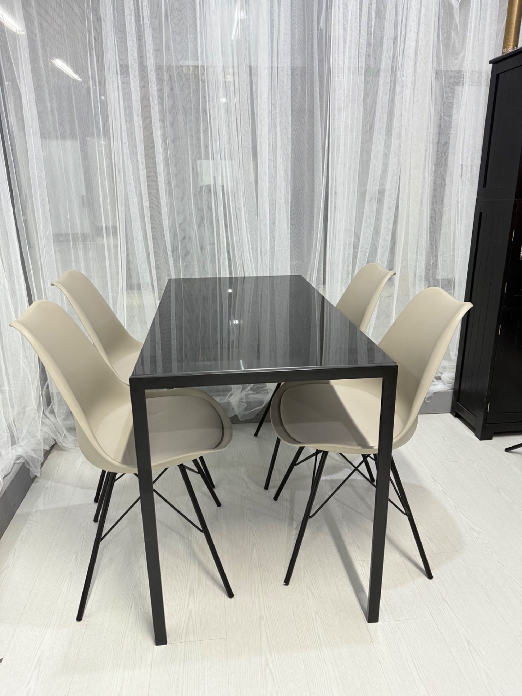 MESA PRETA DE VIDRO + 4 Cadeiras