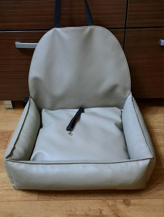 Автокресло для перевозки собак