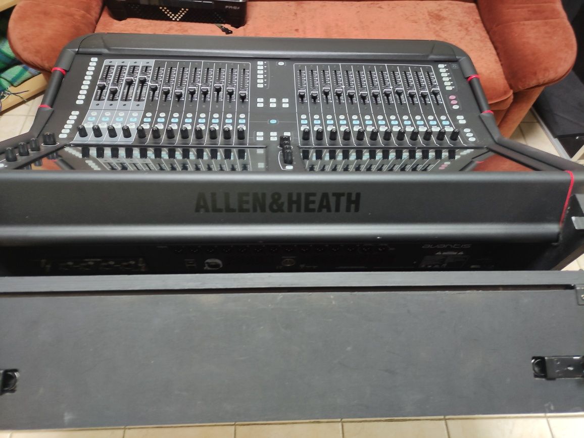 Мікшерний пульт Allen&Heath Avantis