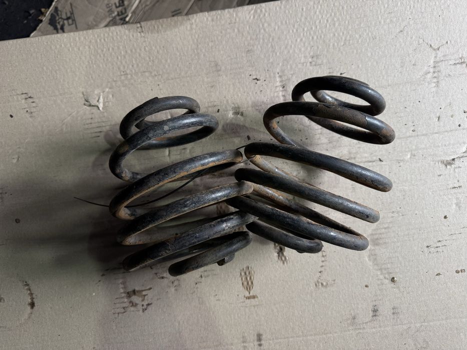 Задні пружини для заниження автомобіля