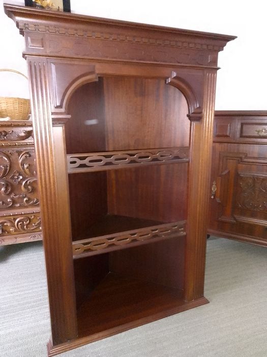 Móvel de canto em madeira