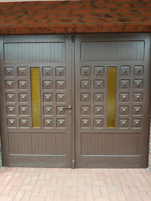 Sprzedam drewniane dwuskrzydłowe drzwi garażowe i