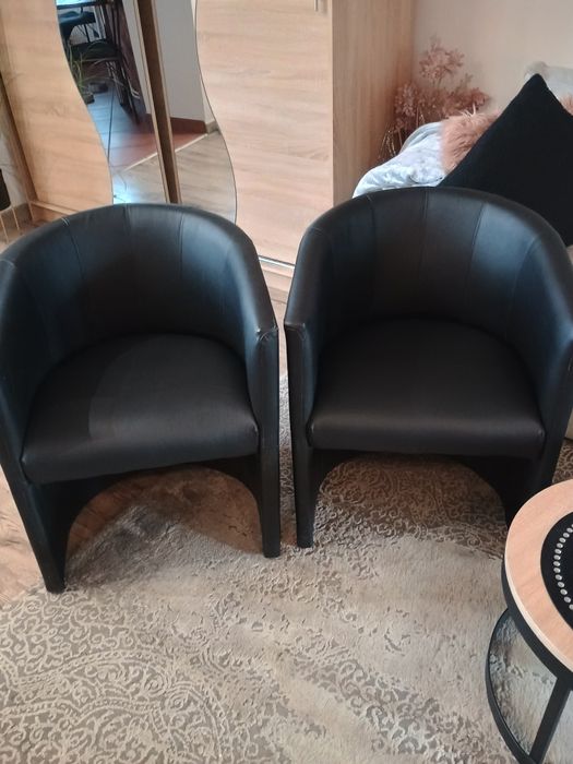 Dwa czarne fotele