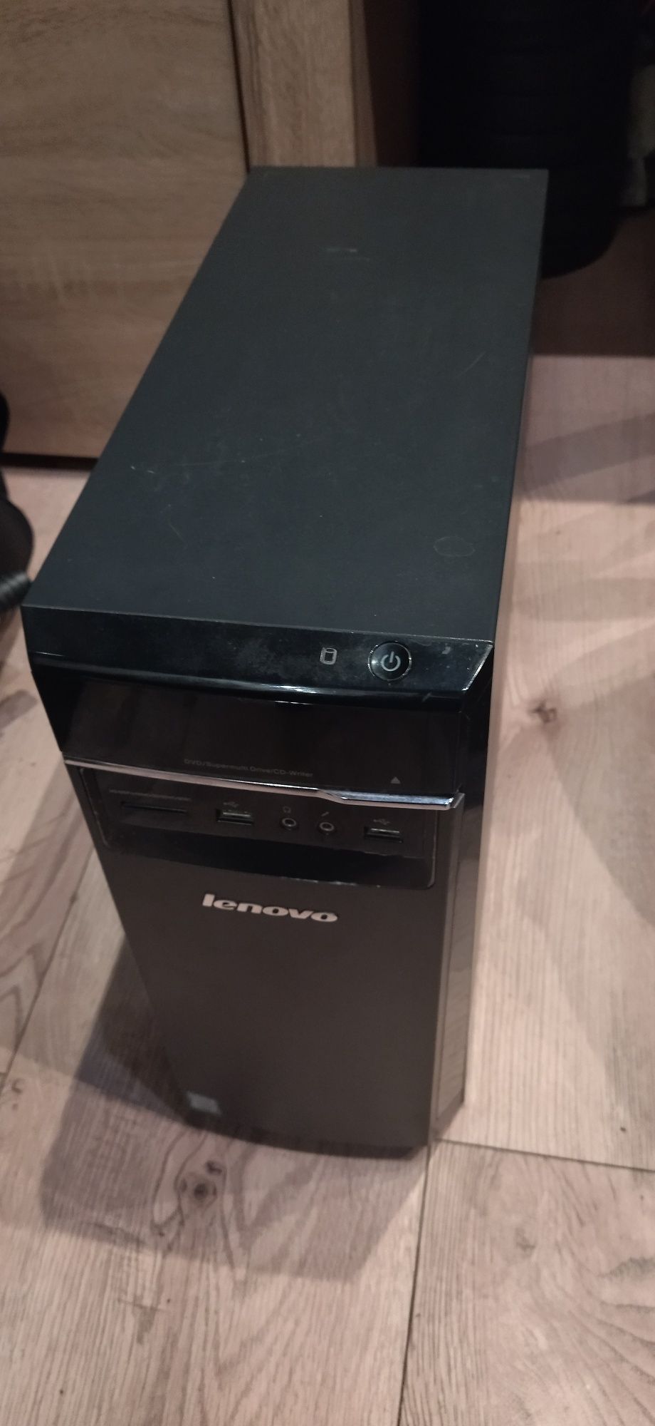 Komputer stacjonarny Lenovo