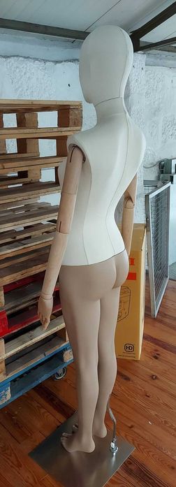 Manequins de senhora forrados e articulados