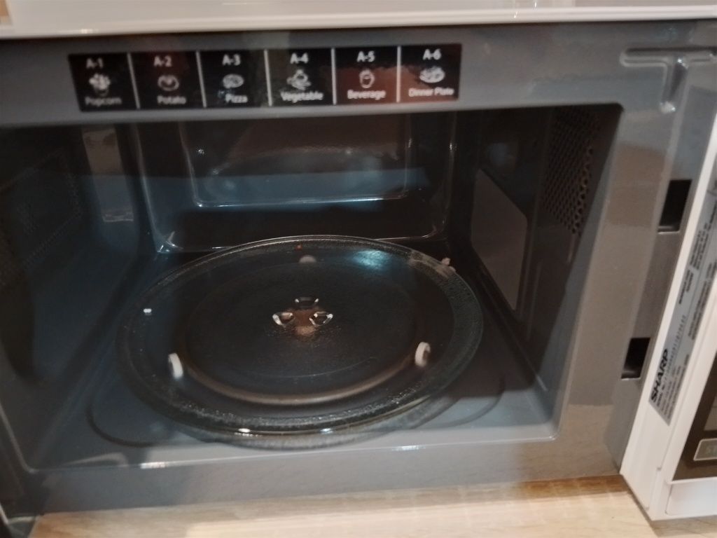 Kuchenka mikrofalowa SHARP R242WW