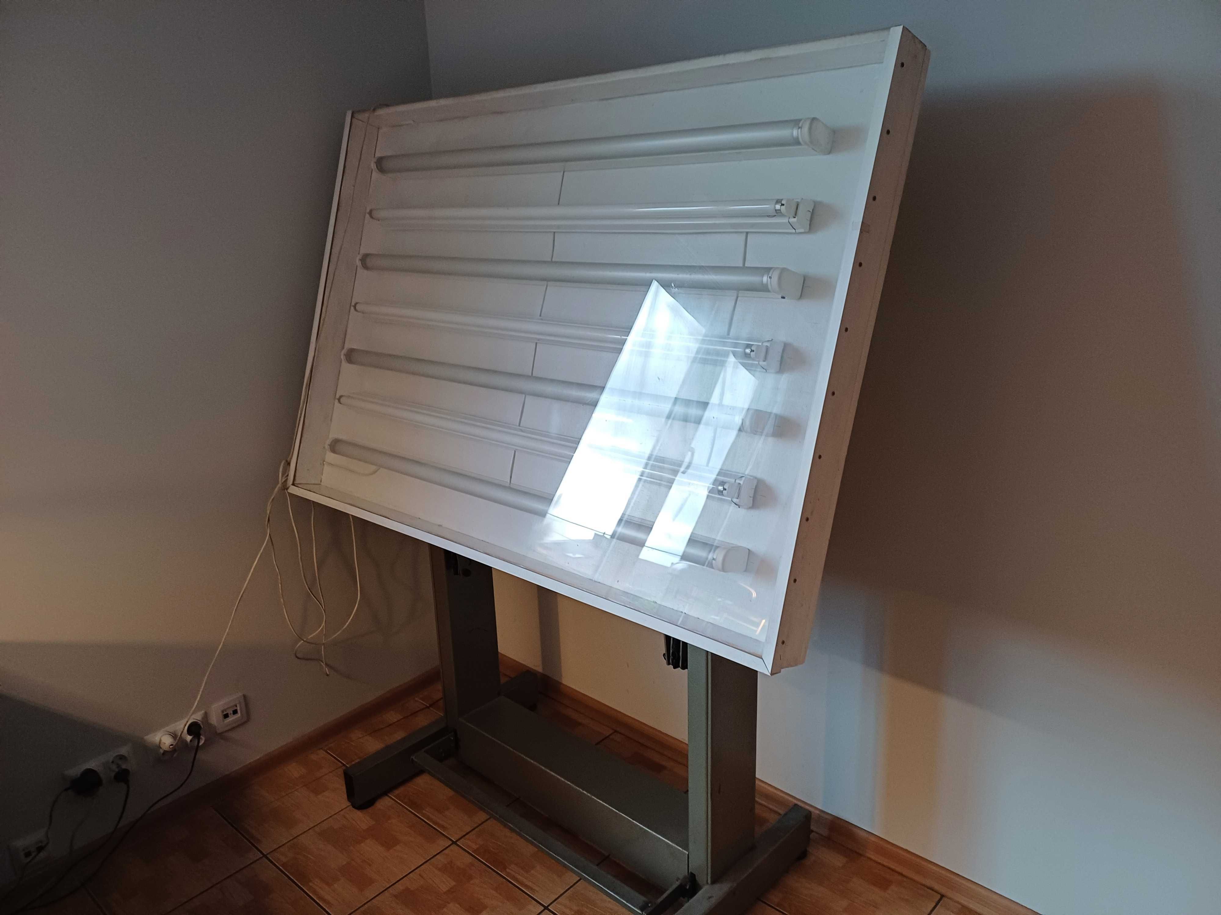 Podświetlana deska kreślarska. Lightbox. Stół do map.