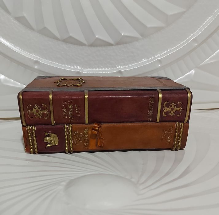 Шкатулка в виде книги Англия