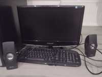 Komputer stacjonarny wraz z monitorem, klawiaturą, głośnikami I myszką