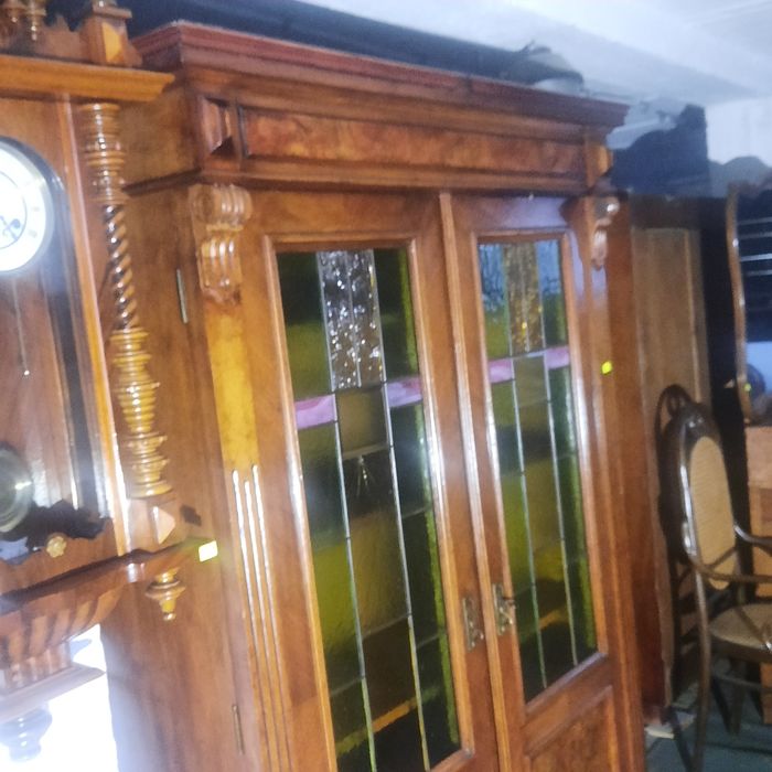 Stara piękna bieliżniarka dębowa w orzechu kolorowe szybki