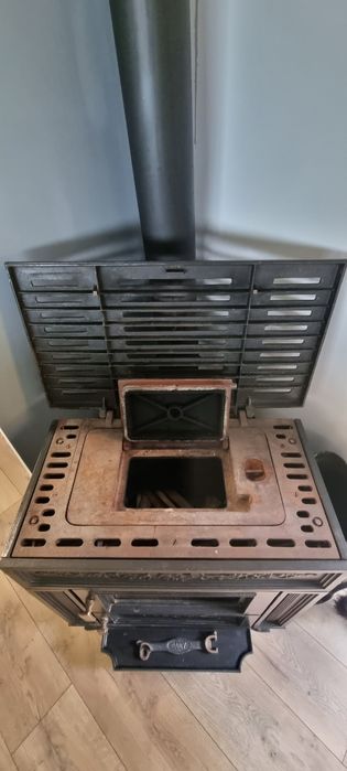 Kominek żeliwny wolnostojący SAEY z funkcją kuchenki