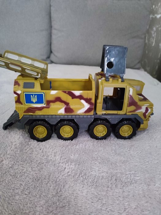 Військова машинка (з рухливими деталями)