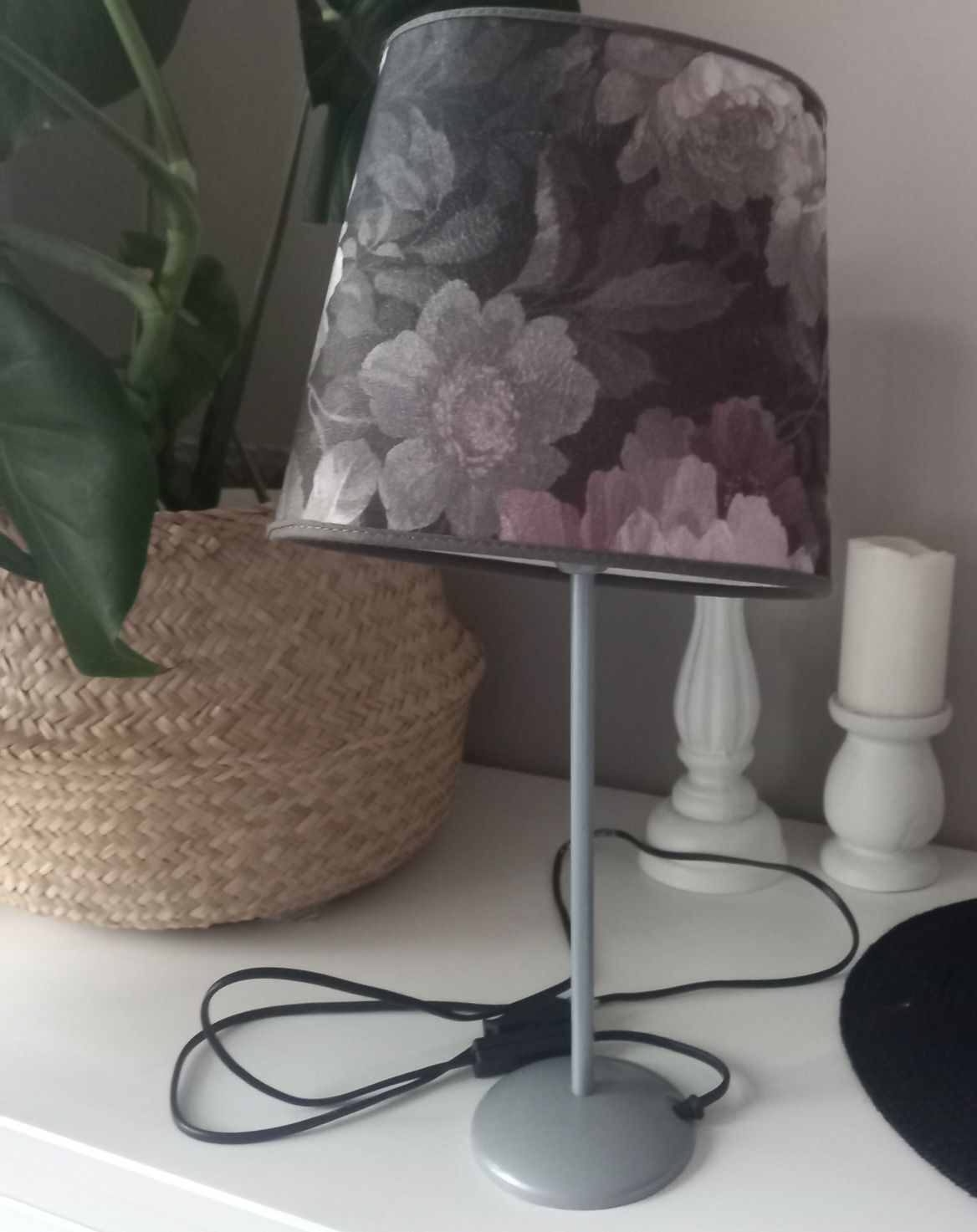 Lampa  Ikea z waskim kolorowym kloszem w kwiaty na parapet