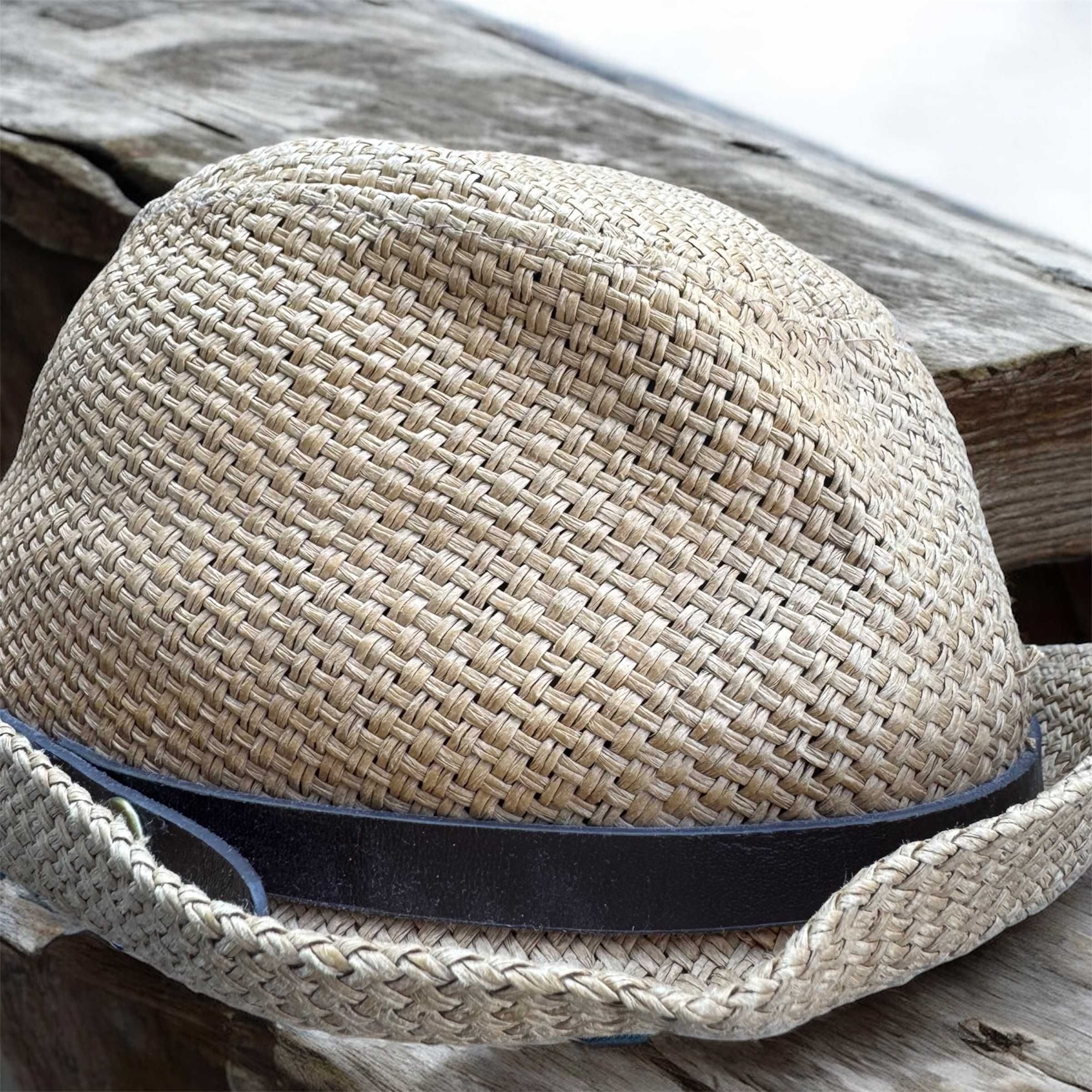 Kapelusz słomkowy z paskiem (fedora/trilby)