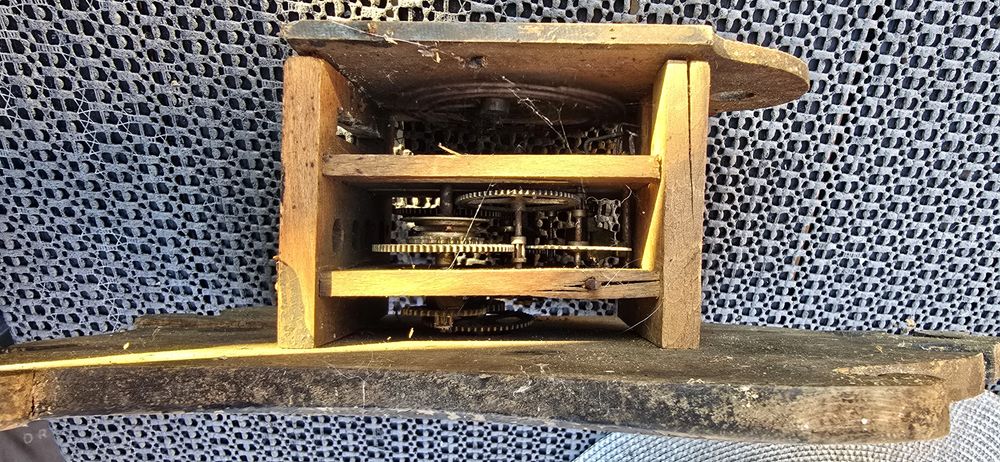 Stare zegary do renowacji z mechanizmami
Tytuł: Stary zegar z kukułką