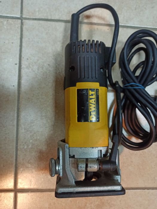 Кромковий фрезер DEWALT DW670