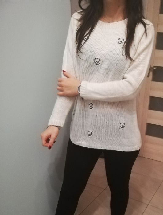 Sweter ecru w misie moschino