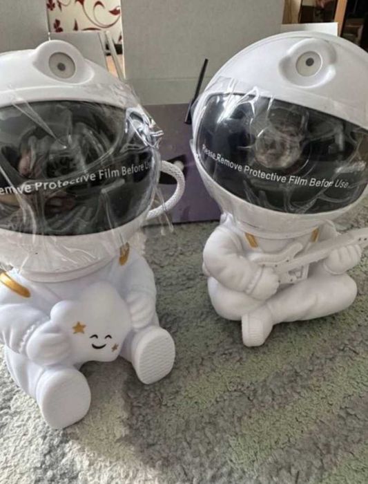 Нічник проектор зоряного неба великийц  космонавт