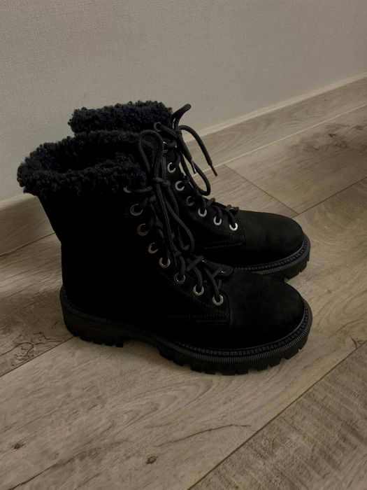 Продам жіночу зимову куртку, угги та ботинки