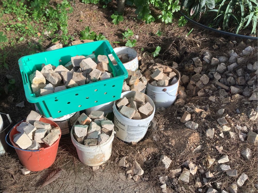 Pedras de calçada em calcário (brancas) ou basalto (pretas)