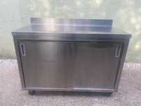 Banca inox com prateleira e portas