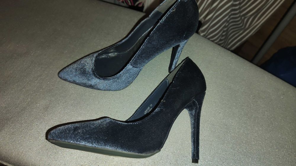 Welurowe szpilki nowe