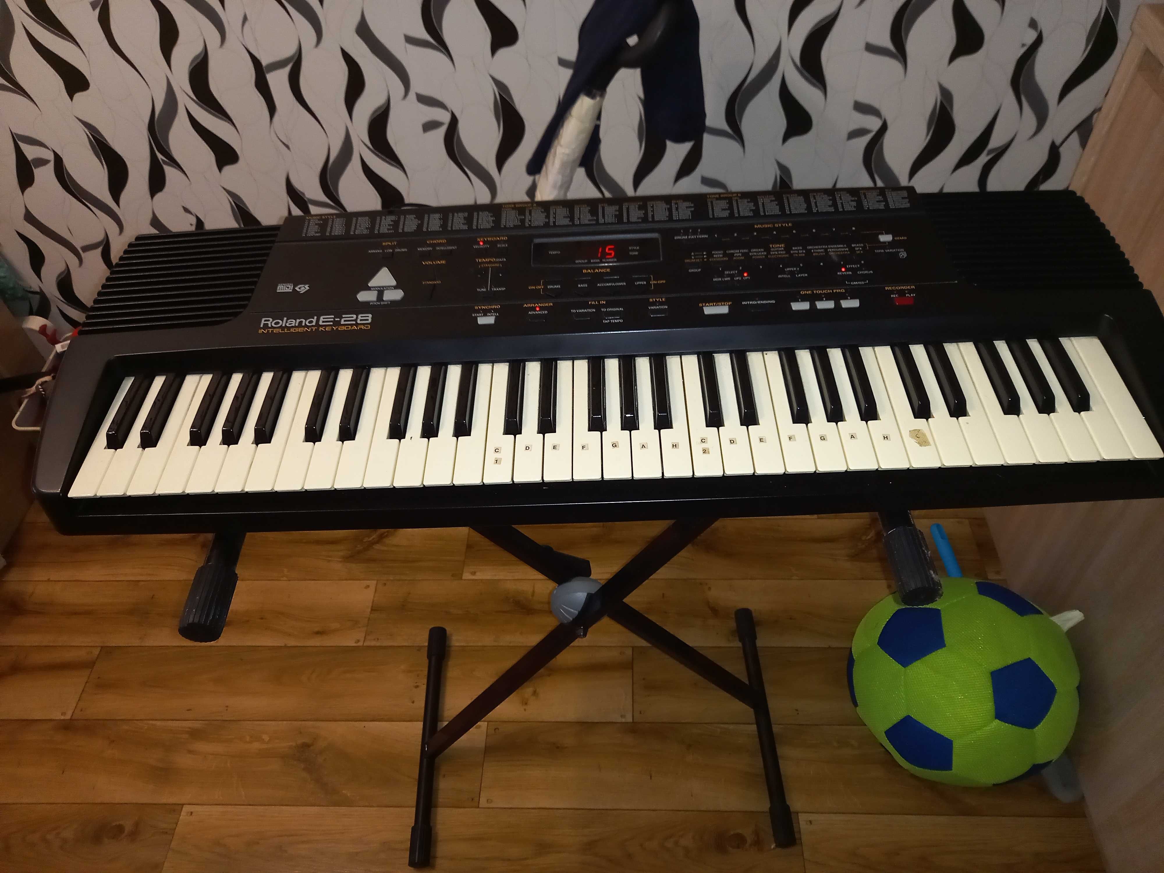 Keyboard Roland E-28 Klawiatura MIDI inteligentnym syntezatorem