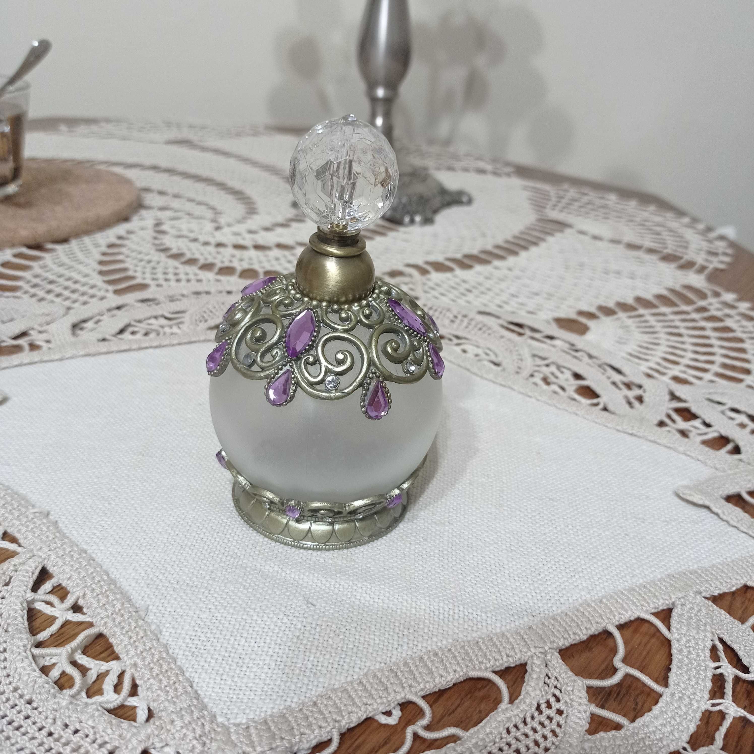 Okrągły, elegancki i dekoracyjny flakonik na perfumy