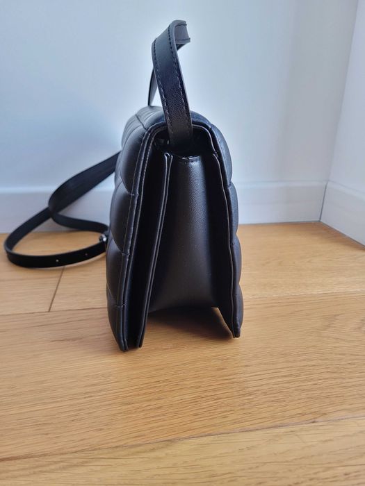 Czarna mała torebka na ramię pikowana