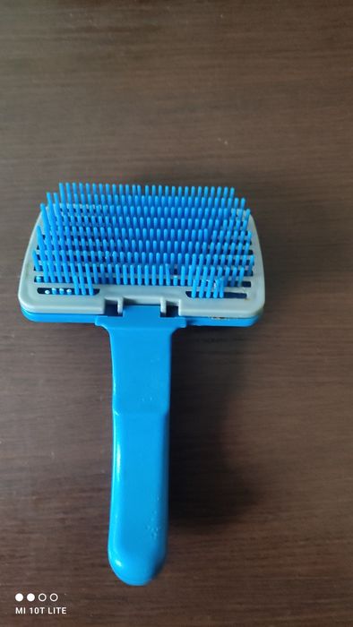 szczotka do sierści i saszetka na przysmaki