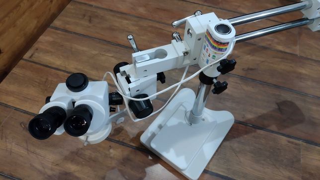 Mikroskop stereoskopowy z doświetlaniem