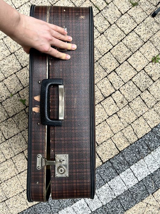 Stara duza walizka vintage brązowa krata rekwizyt foto sesja retro