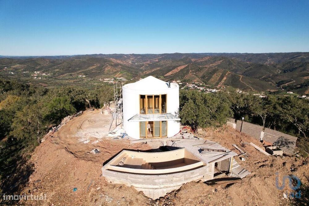 Habitação T2 em Alte de 140,00 m2