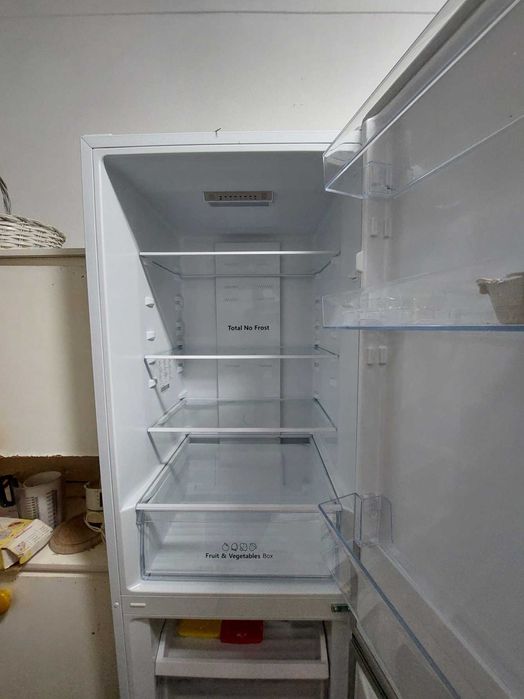 Frigorífico Hisense 292 litros, como novo