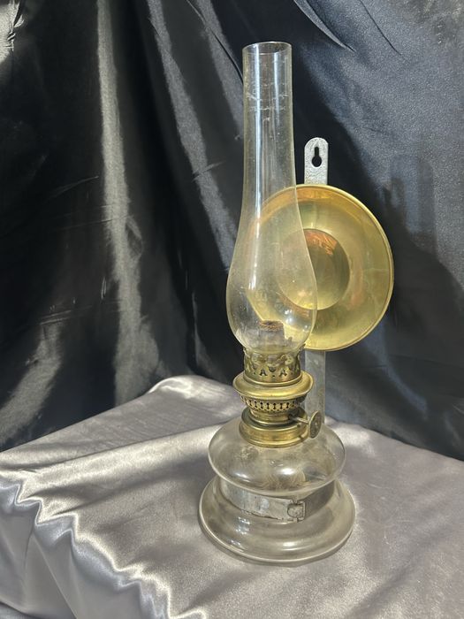 Lampa Naftowa z Dużym Szklanym Pojemnikiem i Miedzianym Talerzem