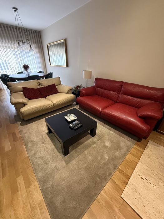 Sofá bege e vermelho