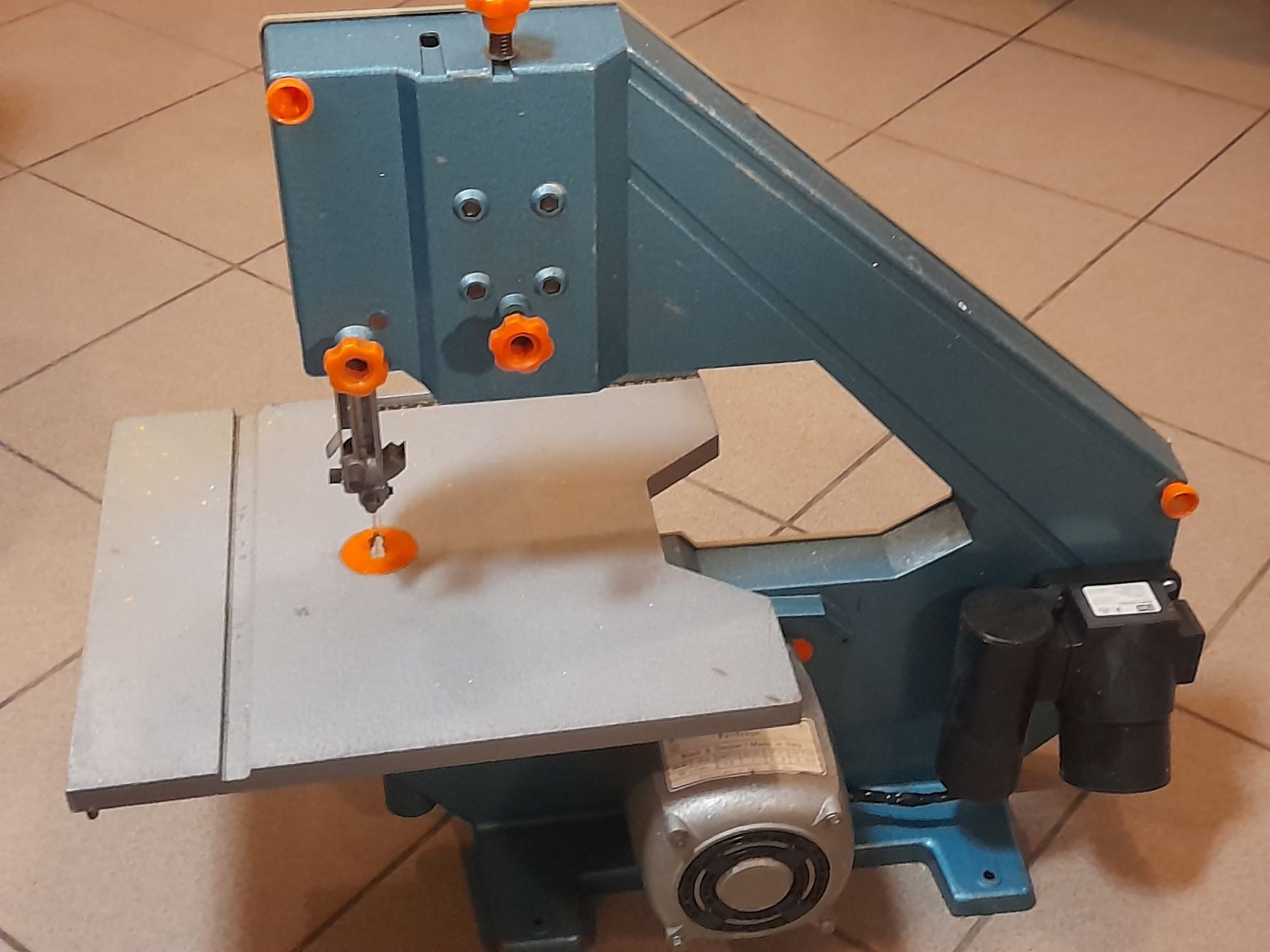 Ленточна пила *BleckDecker DN330*