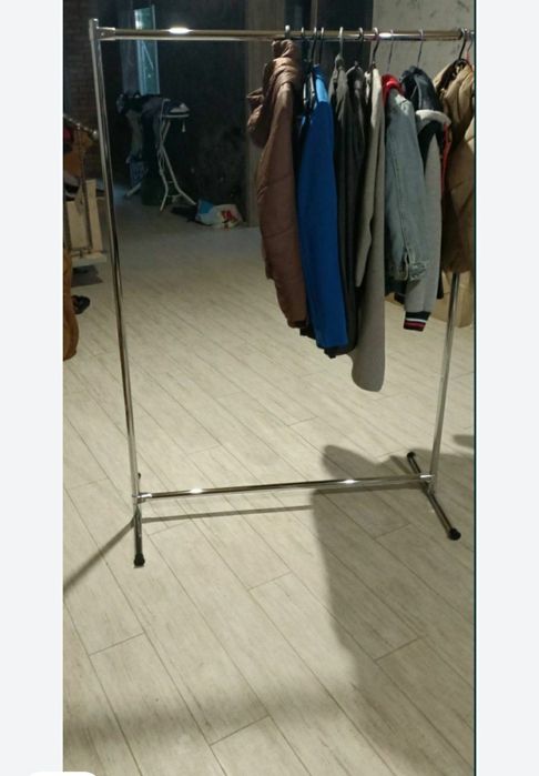 Продам напольну стійку вішак