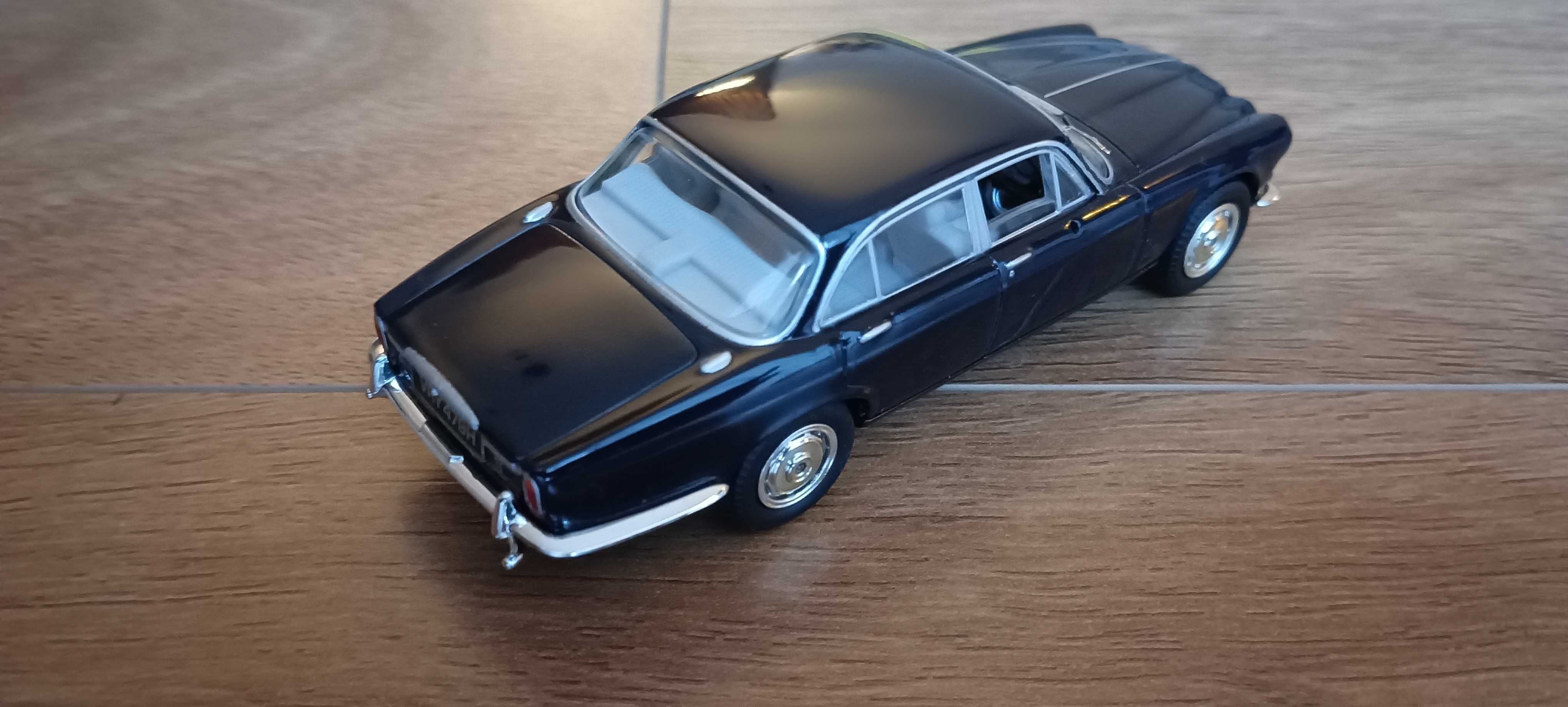Daimler Sovereign Jaguar Dark Blue 1/43 Vanguards